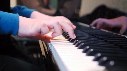 Viele Menschen auf der Welt würden gerne ein Instrument spielen können. 