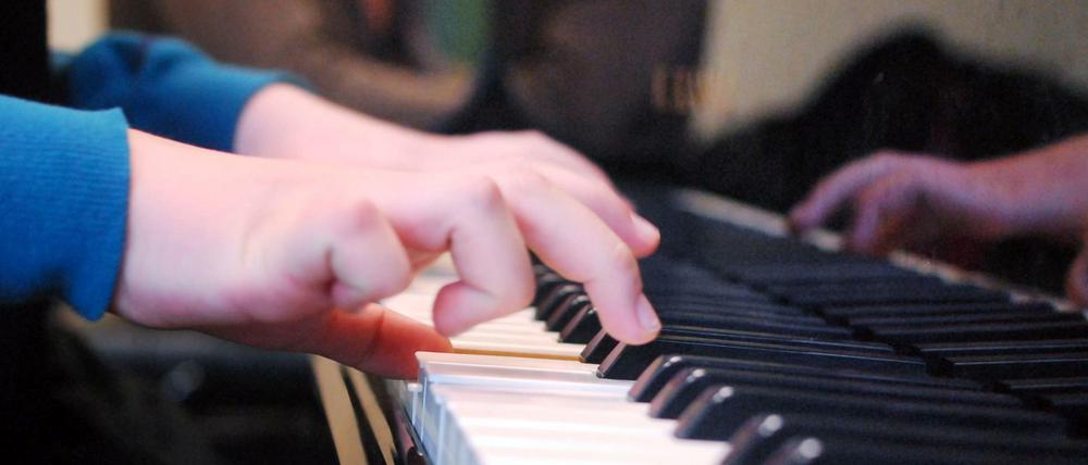 Viele Menschen auf der Welt würden gerne ein Instrument spielen können. 