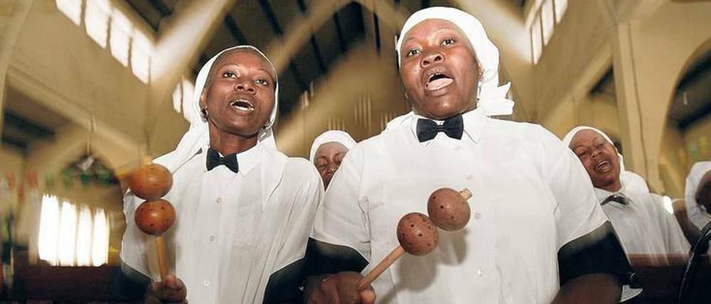 Singen für Gott. Während die Gläubigen hierzulande eher ernst auf den Kirchenbänken sitzen und konzentriert der Predigt des Pastors lauschen, herrscht anderswo eine fröhliche, oft ausgelassene Stimmung. Vor allem in den Vereinigten Staaten von Amerika werden Gospelmessen mit Chören und mitreißenden Rhythmen gefeiert. 