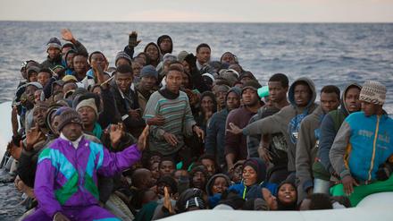 In einem völlig überfüllten Gummiboot sind diese Flüchtlingen von der libyschen Küste aufgebrochen.