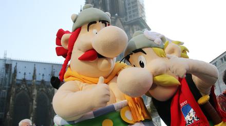 Gallier am Rhein. Asterix und Obelix feixen vor dem Kölner Dom.