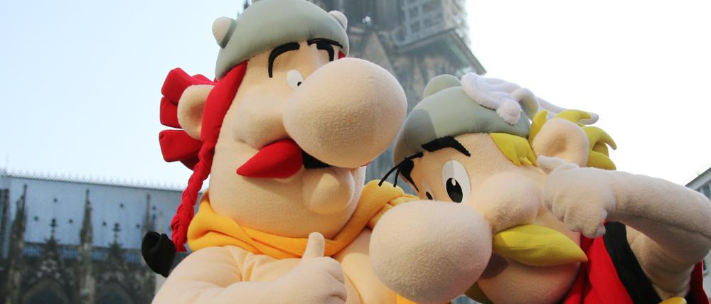 Gallier am Rhein. Asterix und Obelix feixen vor dem Kölner Dom.