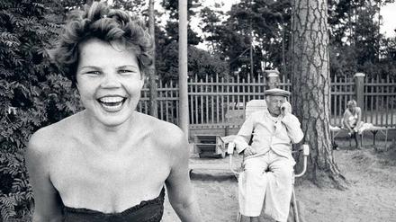 Einfach draufgehalten. William Klein fotografierte 1959 den sowjetischen Alltag wie in „Bikini, am Ufer der Moskwa“.
