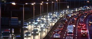 Dichter Verkehr herrscht am Abend des 02.01.2017 in Berlin auf der Stadtautobahn.