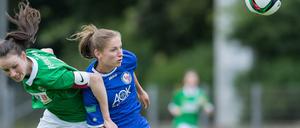 Harte Zweikämpfe werden im Fußball auch zwischen Frauen ausgetragen.