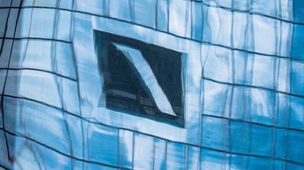 Unruhige Zeiten für Deutschlands größtes Geldhaus. Die Deutsche Bank überprüft derzeit ihre komplette Geschäftsstrategie.