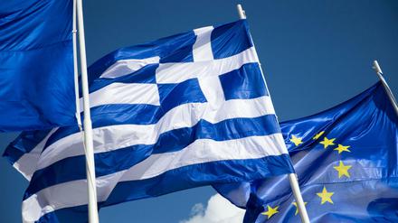 Die griechische Flagge weht zwischen zwei Europafahnen, aufgenommen in Athen. 