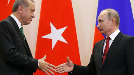 Der russische Präsident Wladimir Putin (r) und der türkische Präsident Recep Tayyip Erdogan schütteln sich am Mittwoch in Sotschi die Hand. 