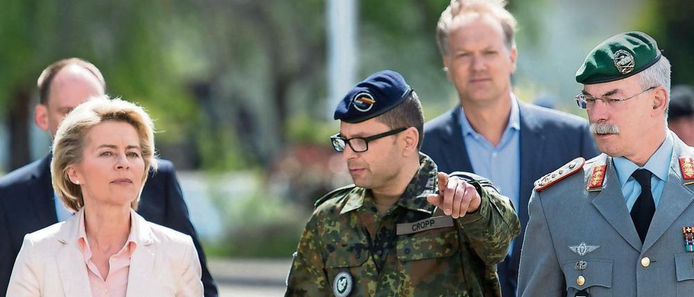 Verteidigungsministerin Ursula von der Leyen (CDU), Kommandeur Marc-Ulrich Cropp des Jägerbataillons 291 und Generalleutnant Jörg Vollmer (v.l.) gehen zu dem Gebäude, in dem der terrorverdächtige Oberleutnant Franco A. gewohnt hat.