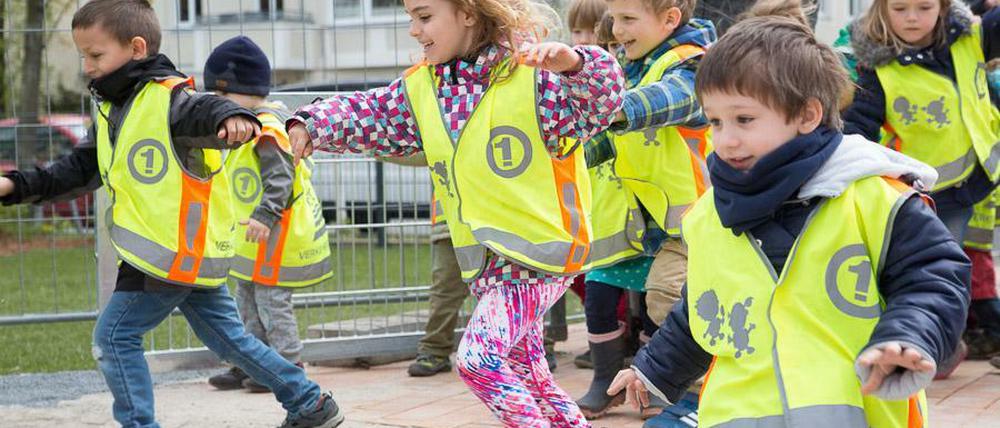 Die Kinder der Sonnenkita Athene erobern den wiedereröffneten Spielplatz an der Curtiusstraße in Lichterfelde.