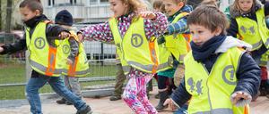 Die Kinder der Sonnenkita Athene erobern den wiedereröffneten Spielplatz an der Curtiusstraße in Lichterfelde.
