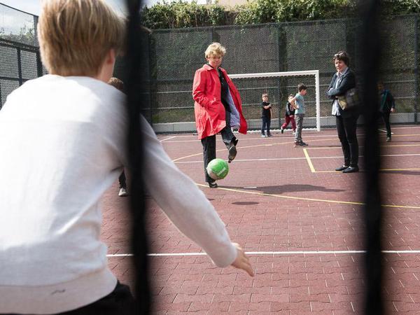 Auf dem Platz: Die Bezirksbürgermeisterin folgt ihrem eigenen Ratschlag, „einfach mal mitzuspielen“.