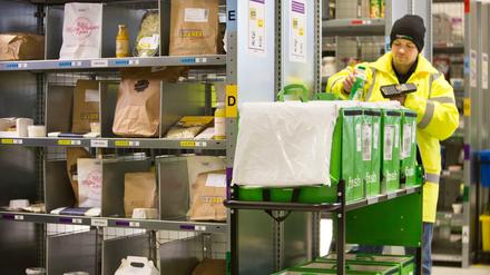 Start von Lebensmittel-Lieferdienst Amazon Fresh in Berlin: Mitarbeiter packt Kühltaschen in Amazons Warenlager in Tegel