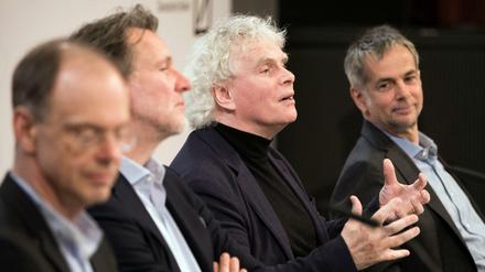 Im Kreise seiner Lieben: Simon Rattle bei der Pressekonferenz am 3. Mai 2017 mit Intendant Martin Hoffmann (rechts) sowie den Musikern Ulrich Knörzer und Olaf Maninger.