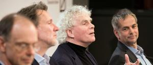 Im Kreise seiner Lieben: Simon Rattle bei der Pressekonferenz am 3. Mai 2017 mit Intendant Martin Hoffmann (rechts) sowie den Musikern Ulrich Knörzer und Olaf Maninger.
