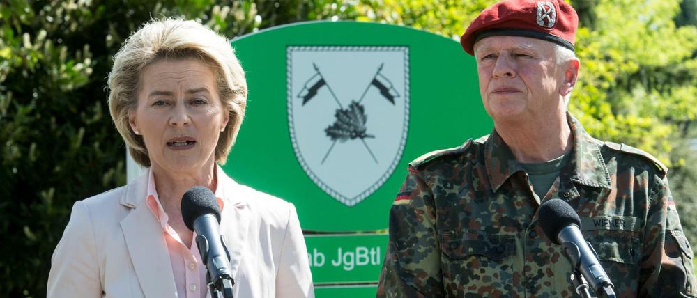 Viele Bilder gab es vom Besuch der Ministerin Ursula von der Leyen - hier mit Generalinspekteur Volker Wieker - in Illkirch.