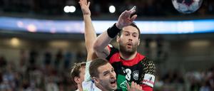 Gasper Marguc (l) von Slowenien in Aktion gegen Steffen Fäth.