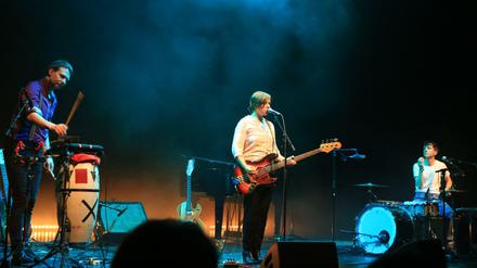 Masha Qrella (Mitte) mit Johannes Lehmann und Robert Kretzschmar (rechts) in der Berliner Volksbühne.