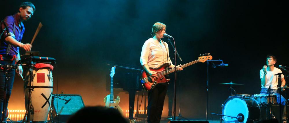 Masha Qrella (Mitte) mit Johannes Lehmann und Robert Kretzschmar (rechts) in der Berliner Volksbühne.