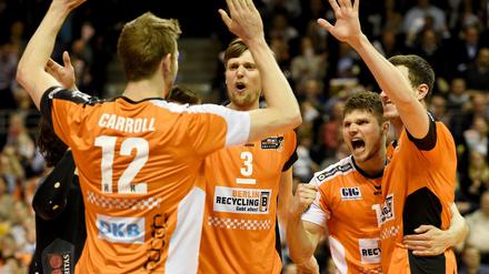 Die Berliner Spieler Paul Carroll (l-r), Robert Kromm, Ruben Schott und Graham Vigrass freuen sich über einen Punkt, der sie mit 2:1 Punkten in Führung brachte. 