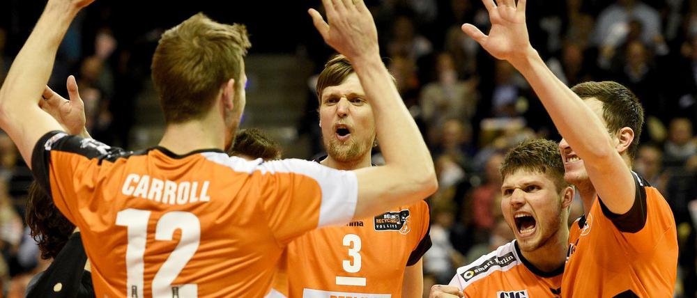 Die Berliner Spieler Paul Carroll (l-r), Robert Kromm, Ruben Schott und Graham Vigrass freuen sich über einen Punkt, der sie mit 2:1 Punkten in Führung brachte. 