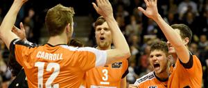 Die Berliner Spieler Paul Carroll (l-r), Robert Kromm, Ruben Schott und Graham Vigrass freuen sich über einen Punkt, der sie mit 2:1 Punkten in Führung brachte.