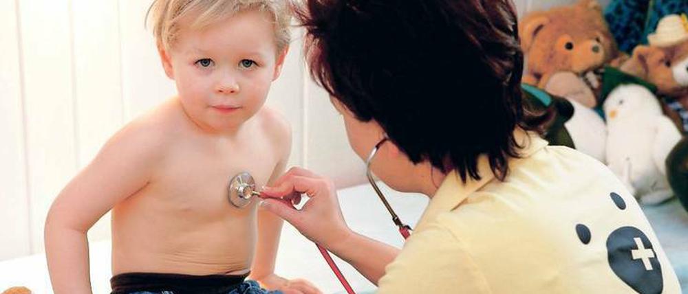 Genau hinhören. Für das Verschreiben von Antibiotika an Kinder muss es gute medizinische Gründe geben.
