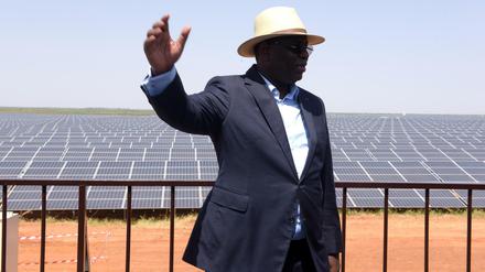 Hier freut sich Senegals President Macky Sall über ein Solarkraftwerk. Doch er will im Senegal auch das erste Kohlekraftwerk bauen. 