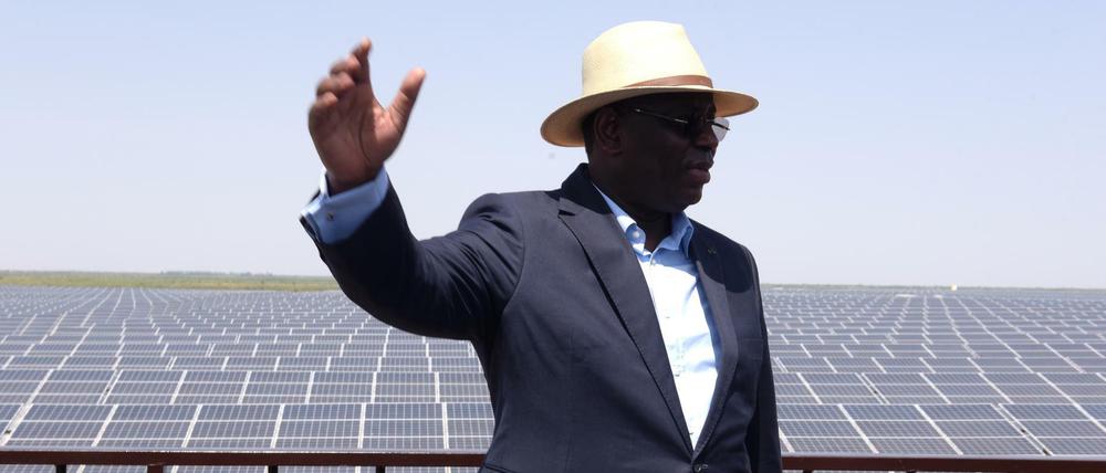 Hier freut sich Senegals President Macky Sall über ein Solarkraftwerk. Doch er will im Senegal auch das erste Kohlekraftwerk bauen.