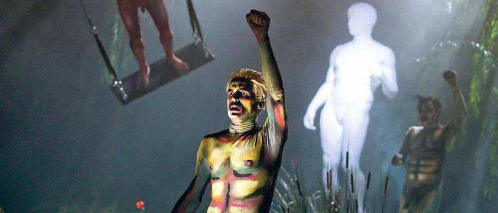 Szene aus „Die Vernichtung“ von Ersan Mondtag, das zum Ende des Theatertreffens im Haus der Berliner Festspiele läuft.