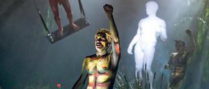 Szene aus „Die Vernichtung“ von Ersan Mondtag, das zum Ende des Theatertreffens im Haus der Berliner Festspiele läuft. 