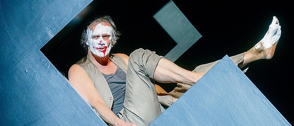Edgar Selge in Karin Beier Inszenierung von Houellebecqs "Unterwerfung" am Deutschen Schauspielhaus Hamburg. Das Stück fehlt beim Berliner Theatertreffen.