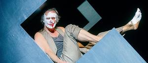 Edgar Selge in Karin Beier Inszenierung von Houellebecqs "Unterwerfung" am Deutschen Schauspielhaus Hamburg. Das Stück fehlt beim Berliner Theatertreffen.