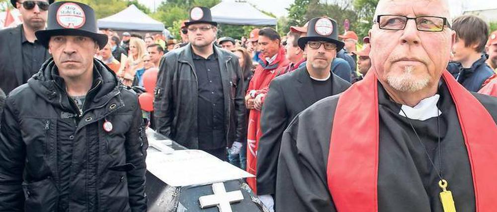 Grabesstimmung. Die demonstrierenden Thyssen-Krupp-Stahlkocher in Duisburg befürchten starke Einschnitte und die Schließung ganzer Anlagen. 