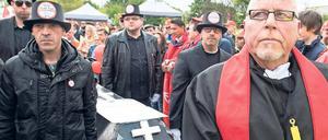 Grabesstimmung. Die demonstrierenden Thyssen-Krupp-Stahlkocher in Duisburg befürchten starke Einschnitte und die Schließung ganzer Anlagen. 