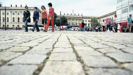 Auf dem früheren Opernplatz, heute Bebelplatz, verbrannten Nazis am 10. Mai 1933 die Bücher zahlreicher Autoren.