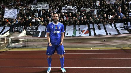 Gonzalo Higuain feiert seinen Führungstreffer in der Kurve der Juve-Fans.
