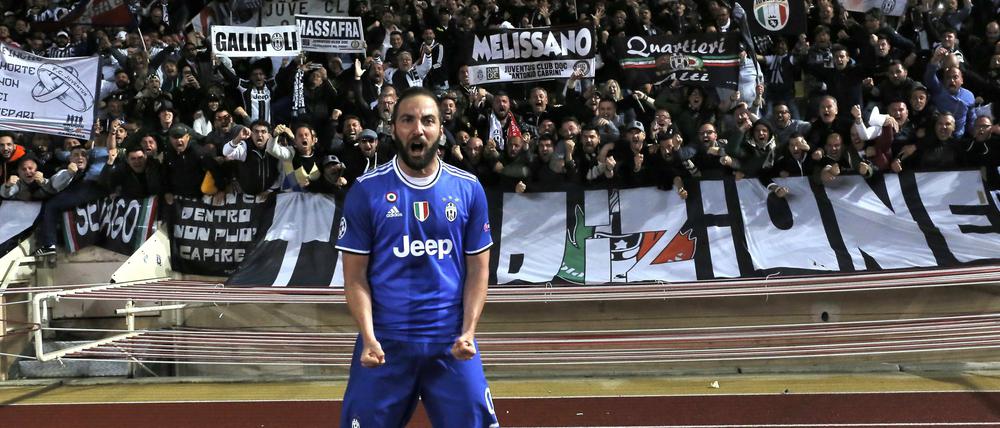 Gonzalo Higuain feiert seinen Führungstreffer in der Kurve der Juve-Fans.