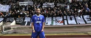 Gonzalo Higuain feiert seinen Führungstreffer in der Kurve der Juve-Fans.