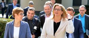 Gemeinsam weiter: Die saarländische Ministerpräsidentin Kramp-Karrenbauer (l, CDU) und ihre Stellvertreterin Rehlinger (r, SPD)