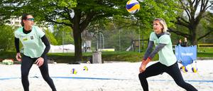 Die Beachvolleyball-Olympiasiegerinnen Laura Ludwig (r) und Kira Walkenhorst im Training.