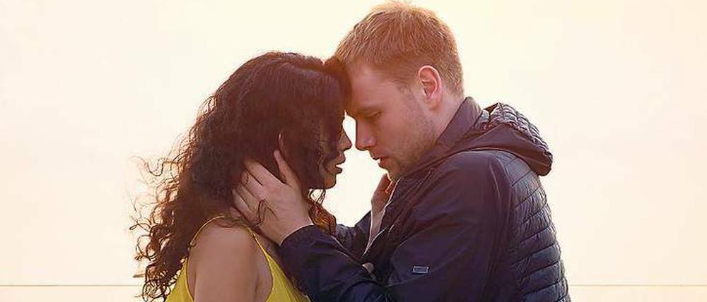 Berliner liebt Inderin: Wolfgang (Max Riemelt) und Kala (Tena Desae).