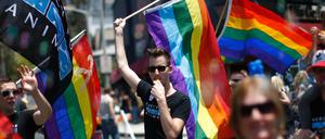 Queere Demonstranten auf der Straße.