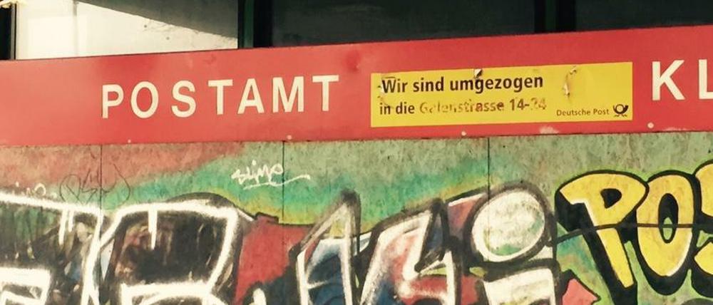 Post-Brache in Spandau: "Wir sind umgezogen". Das Schild wurde im Winter 1995 angeklebt - und ist noch immer gut sichtbar.