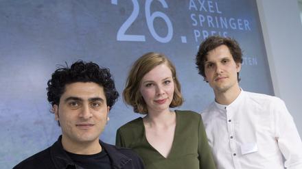 Die Journalisten Tarek Khello (l-r), Lena Niethammer und Hannes Vollmuth sind die Preisträger beim Axel-Springer-Preis am 03.05.2017 in Berlin.