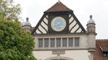 Die historische Uhr am Bahnhof Grunewald läuft wieder - aber sie tickt noch nicht richtig.