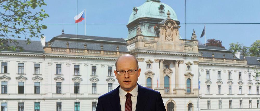Der tschechische Ministerpräsident Bohuslav Sobotka spricht am Freitag bei einer Pressekonferenz.