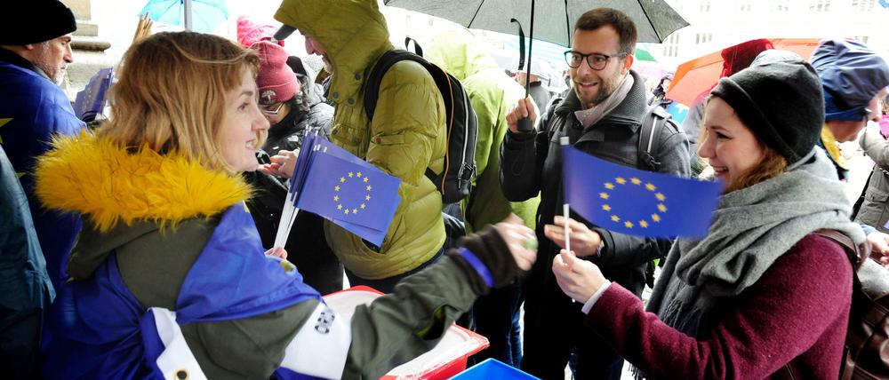 Europas Puls. Bei Pulse of Europe gingen auch in Berlin Tausende auf die Straße. Trotzdem stehen viele Jugendliche der EU skeptisch gegenüber.