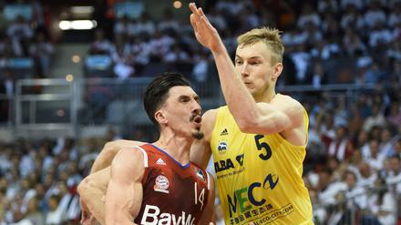 Albas Niels Giffey im Duell mit seinem ehemaligen Mannschaftskollegen Nihad Dedovic.