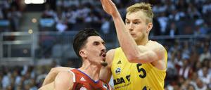 Albas Niels Giffey im Duell mit seinem ehemaligen Mannschaftskollegen Nihad Dedovic.